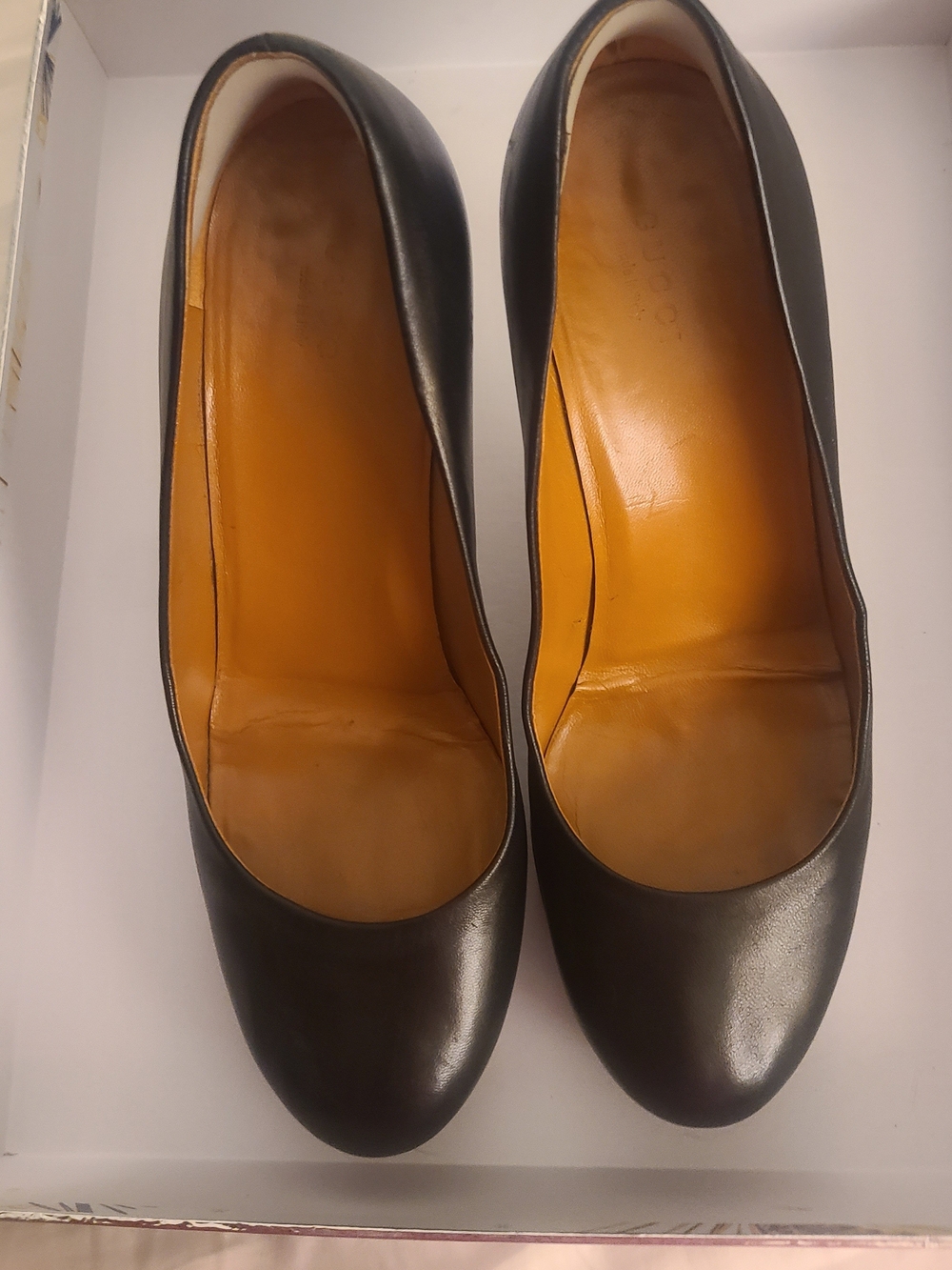 Gucci Black Leather Round-Toe Pumps with Tan Insole